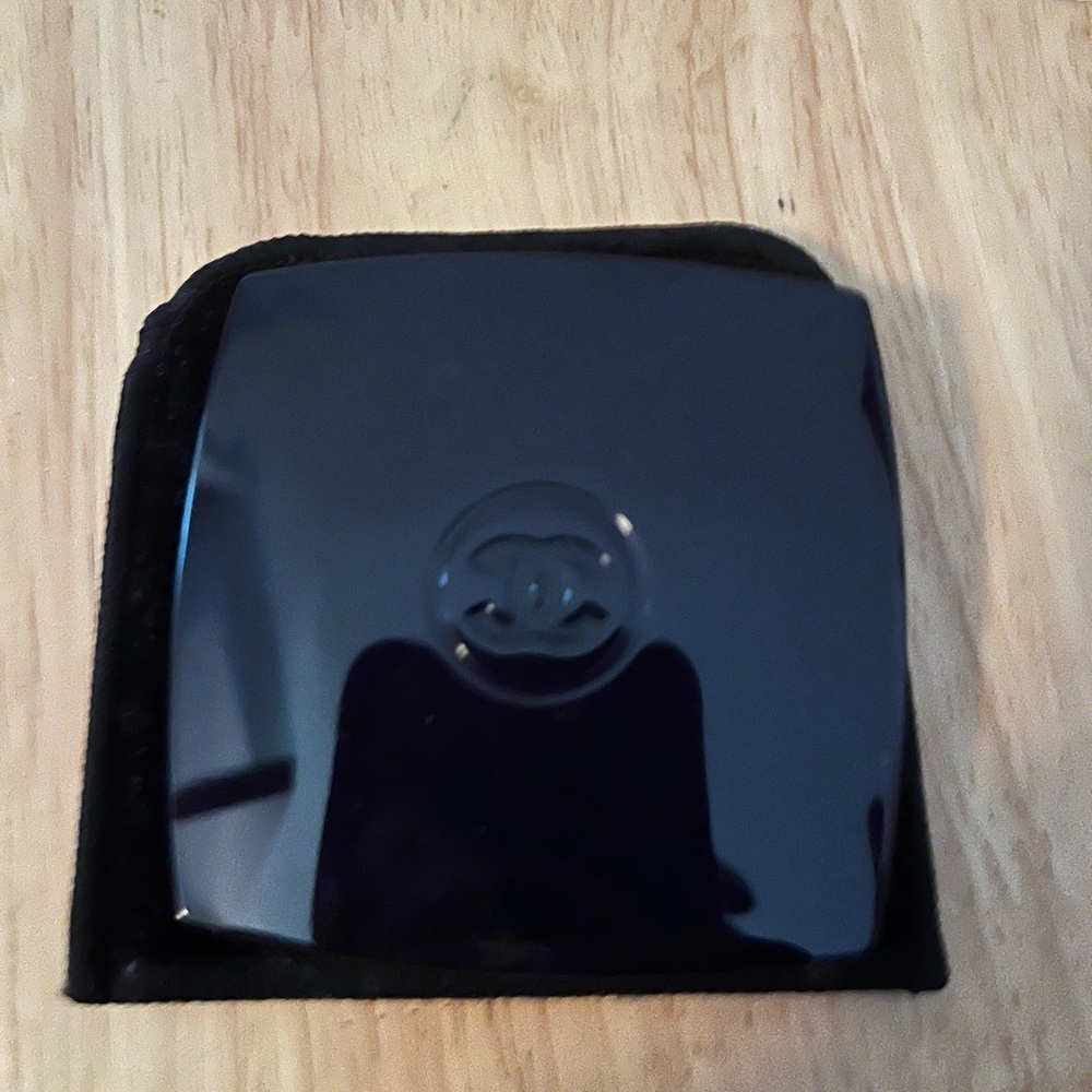 CHANEL navy  Compact - Picture 3 of 3